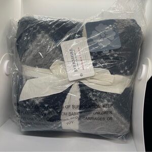 Berkshire Wearable Double Sided Black/Gray Sherpa Throw 
NWT ❄️☕️🎄